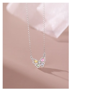 Vue macro d'un pendentif papillon en argent avec des cristaux de zircon colorés