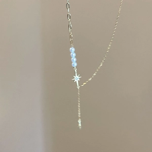 Dettaglio della collana a Y in argento S925 dorato con perle e ciondolo a stella
