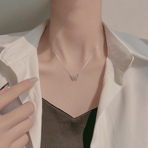 Collier papillon en argent sterling S925 avec cristaux colorés sur une chaîne délicate