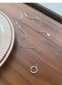 Détail du collier Mobius en argent S999 avec anneaux entrelacés et incrustation de zircon