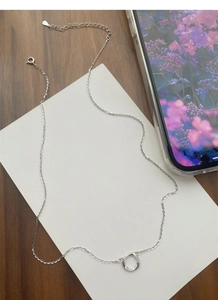 Gros plan sur le collier anneau de Mobius en argent S925 serti de zircons brillants