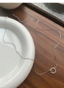 Détail du collier Mobius en argent S999 montrant des anneaux entrelacés et des zircons