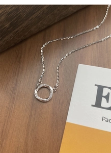 Détail du pendentif anneau de Mobius avec cristaux brillants sur une chaîne argentée