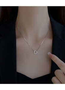 Détail du collier Mobius en argent S999 avec pendentif en zircon scintillant sur modèle