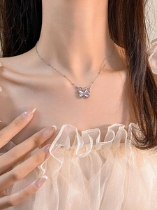 Detail der S925 Sterlingsilber Schmetterling Kette mit lavendelfarbenem Katzenaugenstein