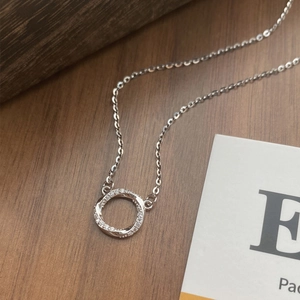 Collier Pendentif Ruban de Möbius en Argent Sterling 925 pour Femme Zirconia Incrusté Chaîne de Clavicule Bijoux Cadeau