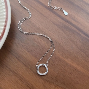 Élégant collier Mobius en argent S999 avec zircons sur fond de bois foncé raffiné