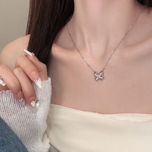 S925 Sterling Silber Halskette mit rosa Katzenauge-Schmetterlingsanhänger am Model