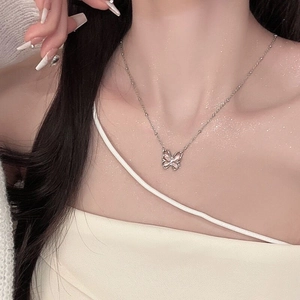 Elegante S925 Sterling Silber Schmetterling Kette mit rosa Perlenanhänger an einem Modell