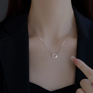 Élégant collier Möbius en argent S999 sur mannequin avec pendentif circulaire étincelant