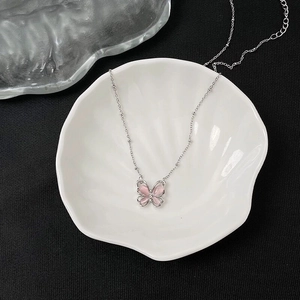 Elegante S925 Sterling Silber Halskette mit pinkfarbenem Schmetterling auf Perlenkette