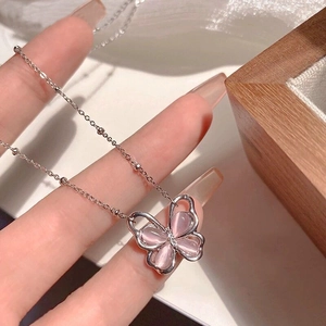 Detail der S925 Sterlingsilber Schmetterling Kette mit rosa Steinen an feiner Kette