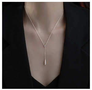 Gros plan du collier élégant en argent S925 en forme de Y avec pendentif goutte d'eau