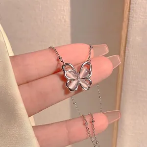 Detailaufnahme der S925 Silberhalskette mit rosa Schmetterlingsanhänger und feiner Perlenkette