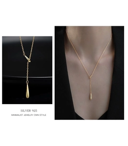 Détail du collier en argent sterling S925 en forme de Y porté par un mannequin chic