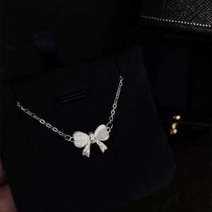 Elegante S925 Sterling Silber Schleife Halskette mit Katzenaugenstein auf Samt
