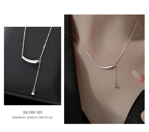 Détail macro du collier en Y minimaliste en argent sterling S925 avec pendentif en arc