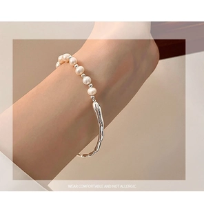 Vue détaillée du bracelet en argent s925 avec perles d'eau douce et barre en métal organique