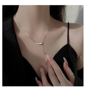 Détail du collier en argent sterling S925 avec barre incurvée et pendentif délicat