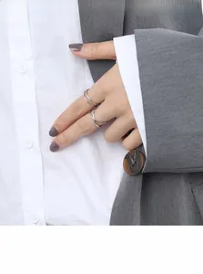 Ensemble de bagues croisées en argent sterling S925 porté par un mannequin élégant
