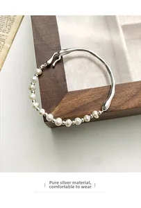 Détail du bracelet en argent sterling S925 avec perles d'eau douce et texture métal
