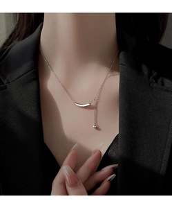 Gros plan d'un collier en argent sterling S925 avec détail de perles sur mannequin