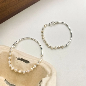 Vue détaillée de deux bracelets en argent s925 avec perles d'eau douce et fermoir crochet épuré