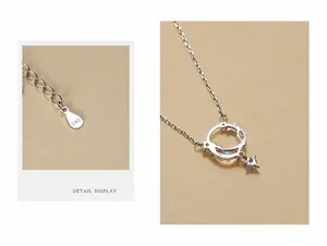 Detalle del colgante de luna y estrella en plata S925 con grabado en el cierre logo