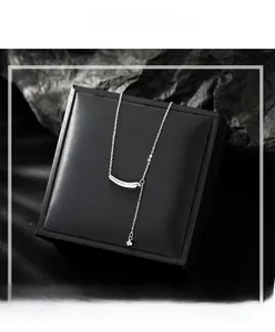 Détail du collier en argent sterling S925 avec barre incurvée et pendentif étoile