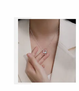 Primer plano de un collar de luna y estrella de plata S925 llevado por una modelo