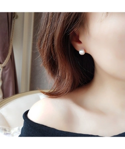 Élégantes boucles d'oreilles goutte en argent s925 avec finition mate sur un modèle