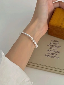 Détail d'un bracelet en argent s925 avec perles d'eau douce et liens à texture fondue