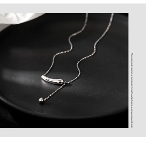 Gros plan sur le collier aubergine en argent sterling S925 avec pendentif poli