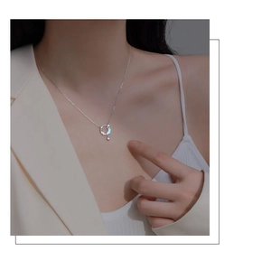 Detalle del collar con colgante de estrella y luna de plata S925 usado por una modelo