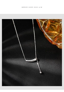 Détail du collier aubergine en argent S925 sur soie noire avec verre ambré