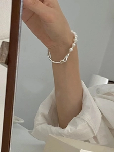 Détail d'un bracelet en argent s925 avec perles d'eau douce sur le poignet