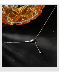 Détail d'un collier en argent sur satin noir avec décoration en verre ambré