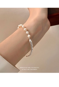 Vue détaillée d'un bracelet jonc en argent sterling s925 avec des perles d'eau douce