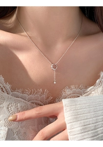 Detailansicht der S925 Sterling Silber Kranz Quaste Halskette am Schlüsselbein