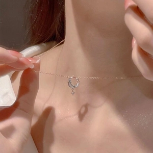 Detalle del collar de plata S925 oro rosa con colgante de estrella y luna en la clavícula