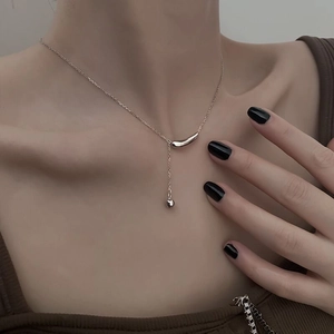 Collier Y aubergine minimaliste en argent sterling S925 sur un modèle pour look chic