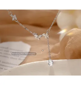 Détail macro du charm papillon en argent S925 et du zircon sur la chaîne de cheville