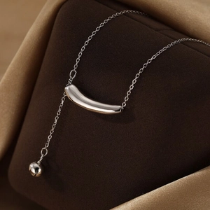 Élégant collier en argent sterling S925 avec barre incurvée et pendentif clochette