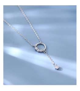 Nahaufnahme der S925 Sterling Silber Kranz-Halskette mit Quasten und Zirkonia Steinen