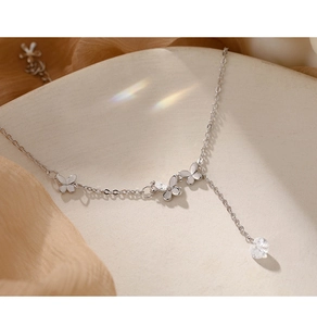 Détail de la chevillère papillon en argent avec zircone sur un support d'exposition