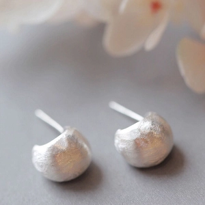 Boucles d'oreilles minimalistes en argent S925 avec finition mate brossée