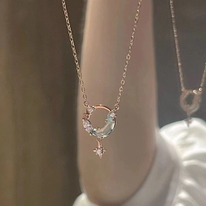 Collar de plata S925 en oro rosa con colgante de luna, estrella y circonitas azules