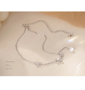 Vue détaillée du bracelet de cheville en argent S925 avec papillons et zircons scintillants