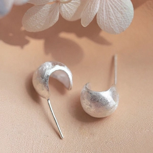 Boucles d'Oreilles Clous Incurvées Polies en Argent Sterling 925 pour Femmes Minimaliste Géométrique de Niche Bijoux de Mode