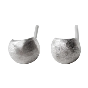 Boucles d'oreilles minimalistes en argent S925 avec finition en métal brossé mat